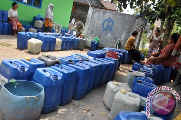 PDAM Mulai Distribusi Air Bersih ke Desa yang Kekeringan