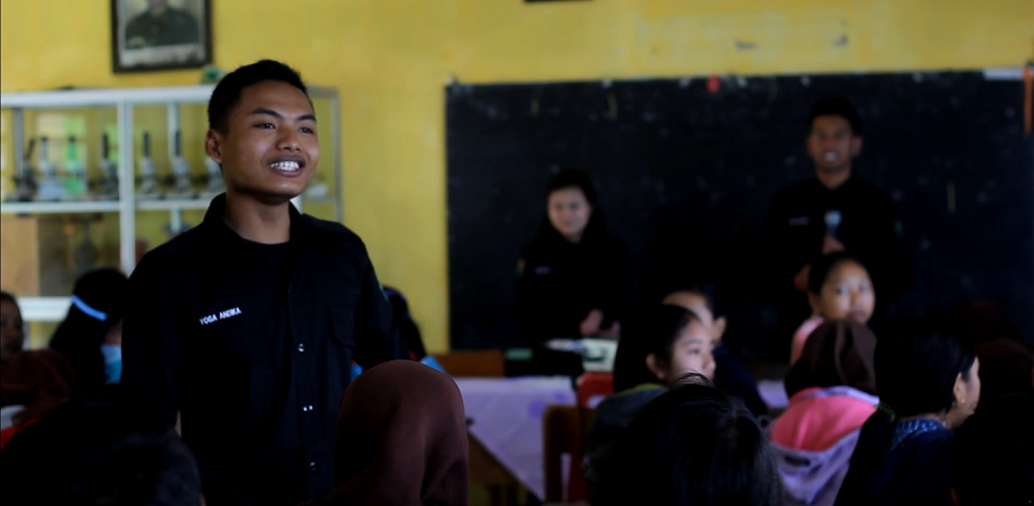 Anggota Laskar Pencerah, Yohanes, sedang memberikan pemaparan 