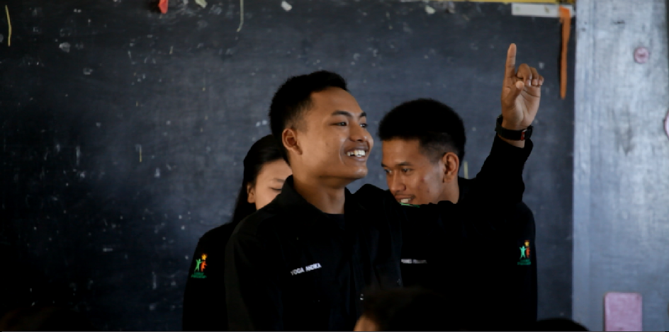 Yoga Andika sedang berbicara di depan siswa SMP 1 Tosari.