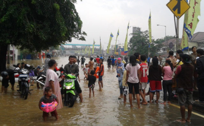 Korban Banjir Kampung Melayu Tunggu Bantuan