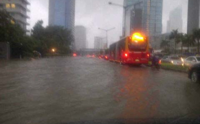 Jakarta Dikepung Banjir, Bus TransJakarta Tidak Beroperasi