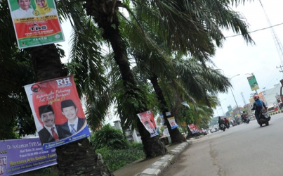 Satpol PP Balikpapan Singkirkan Spanduk Politik Liar