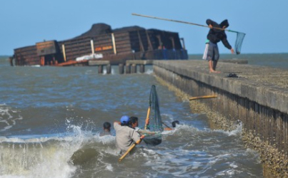 Gelombang Tinggi, Balikpapan Keluarkan Larangan Wisata Pantai
