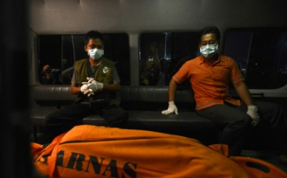 Enam Jenazah Penumpang Air Asia Berhasil Dievakuasi
