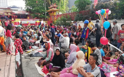 Berharap Angpao Imlek, Ratusan Pengemis Serbu Wihara Dharma Bakti