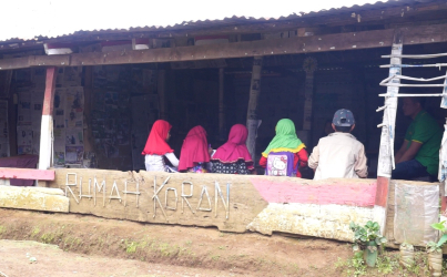 Cerdaskan Petani dengan Rumah Koran