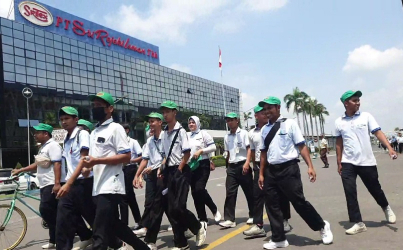 Sritex Tutup, Pekerja Corat-coret Seragam, dan Abadikan Momen Terakhir