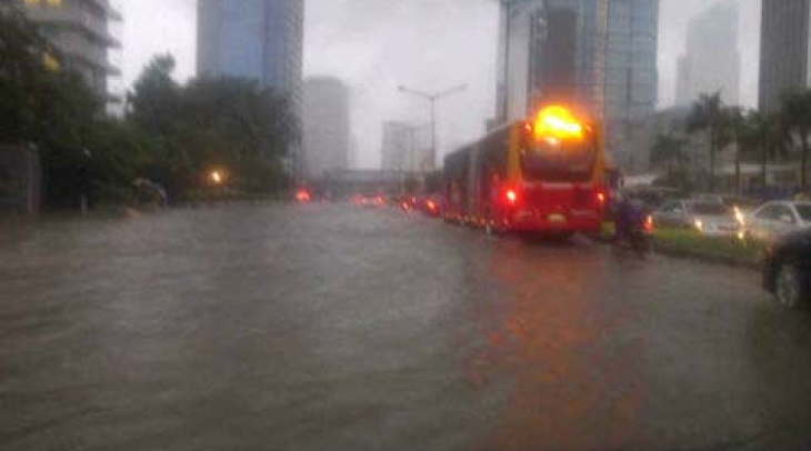 Akibat Diterjang Banjir, Pemisah Jalur TransJakarta Rusak Akibat Diterjang Banjir, Pemisah Jalur TransJakarta Rusak