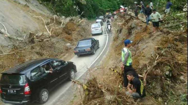Longsor Mengancam Jalan Medan-Brastagi Longsor Mengancam Jalan Medan-Brastagi