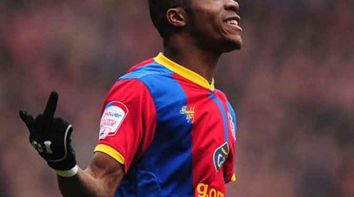 Acungkan Jari Tengah, Zaha Didenda FA Acungkan Jari Tengah, Zaha Didenda FA