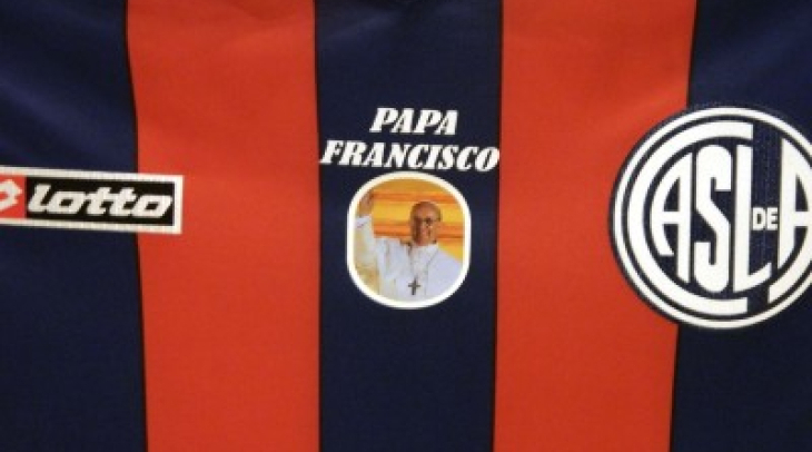 San Lorenzo Pasang Foto Paus Fransiskus I di Kostumnya San Lorenzo Pasang Foto Paus Fransiskus I di Kostumnya