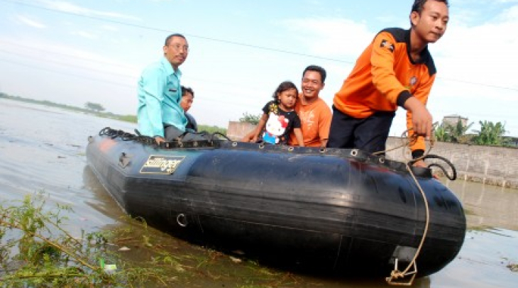 Tanggul Jebol, Warga Kudus Tolak Mengungsi Tanggul Jebol, Warga Kudus Tolak Mengungsi