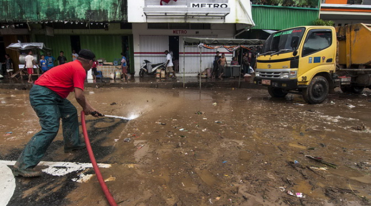 Lumpur Sisa Banjir Ambon Mulai Dibersihkan Lumpur Sisa Banjir Ambon Mulai Dibersihkan