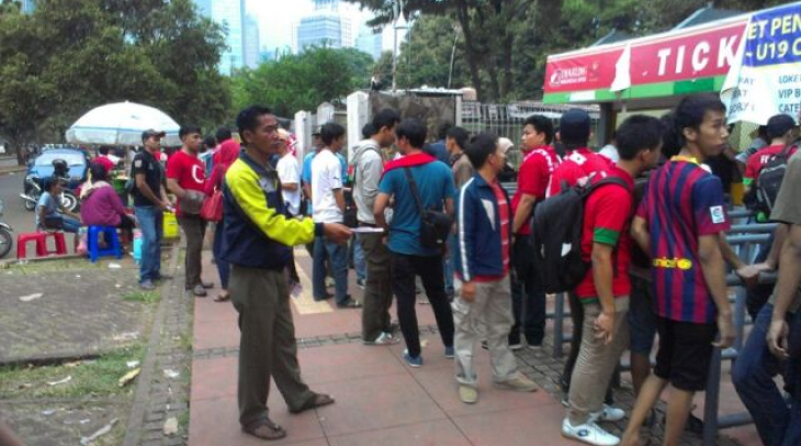 Calo Tiket Bebas Berkeliaran di Gelora Bung Karno Calo Tiket Bebas Berkeliaran di Gelora Bung Karno