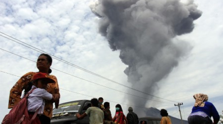 Cegah ISPA, PMI Bagikan Masker untuk Pengungsi Sinabung Cegah ISPA, PMI Bagikan Masker untuk Pengungsi Sinabung