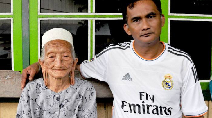 Nenek Iping, Manusia Tertua di Kaltara yang Masih Bugar Nenek Iping, Manusia Tertua di Kaltara yang Masih Bugar