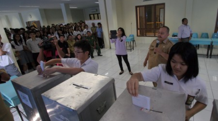 Sehari Jelang Pemilu, Beredar KTP di Bawah 17 tahun Sehari Jelang Pemilu, Beredar KTP di Bawah 17 tahun