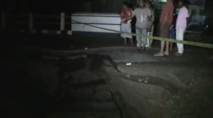 Hujan, Jembatan Penghubuung 2 Kabupaten di Kolaka Ambruk Hujan, Jembatan Penghubuung 2 Kabupaten di Kolaka Ambruk