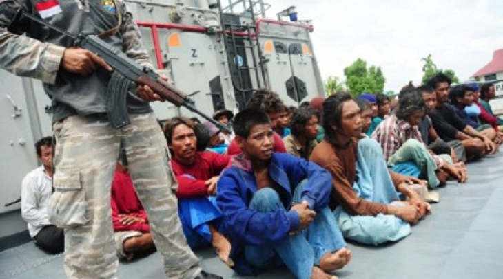 KRI Kapitan Pattimura berhasil menangkap lima kapal motor dan 62 Anak Buah Kapal (ABK) asal Thailand KRI Kapitan Pattimura berhasil menangkap lima kapal motor dan 62 Anak Buah Kapal (ABK) asal Thailand