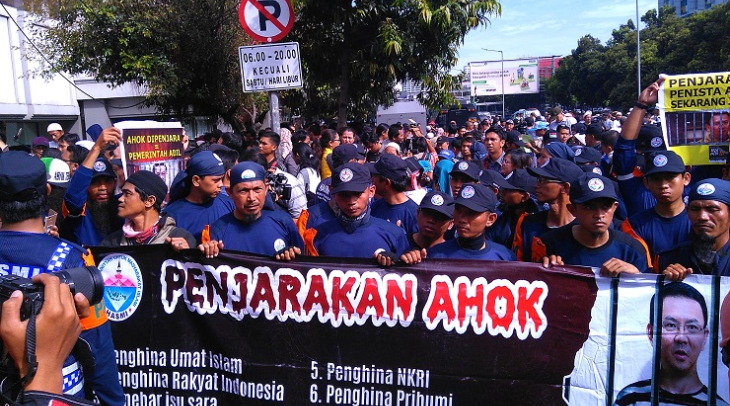 Sedang Baca Nota Keberatan, Massa Tuntut Ahok Ditahan Sedang Baca Nota Keberatan, Massa Tuntut Ahok Ditahan